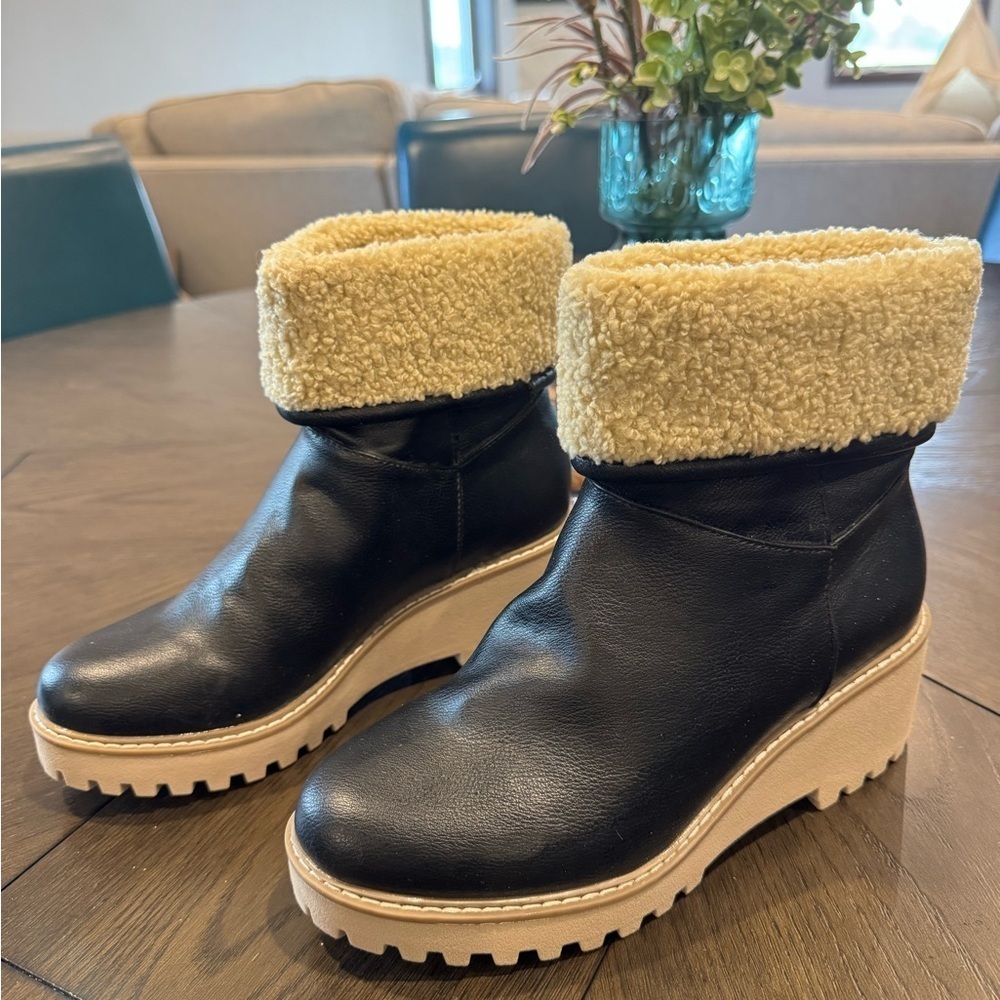 Black Women's Bootie with Sherpa Lining - Picture 1 of 4